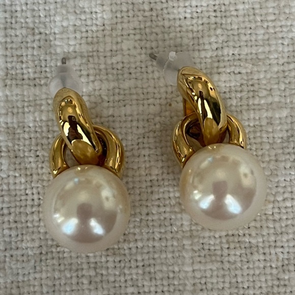 80’s 90’s Style Gold Tone and Faux Pearl Earrings - Picture 1 of 5